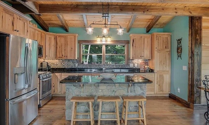Franklin Cabina | Lone Pine Cabin, Views, Sleeps 10, Starlink, Fire Pit, and Hiking Trails