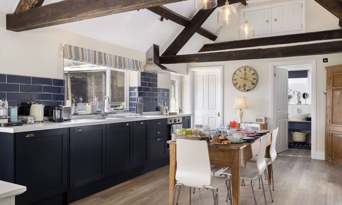 Cirencester Casa | Long Barn has been tastefully refurbished to a high standard, with swimming pool