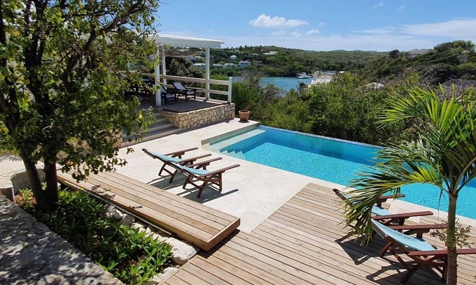 Willikies Cabaña | Long Bay Gem -1 bedroom cottage with Pool above the Beach