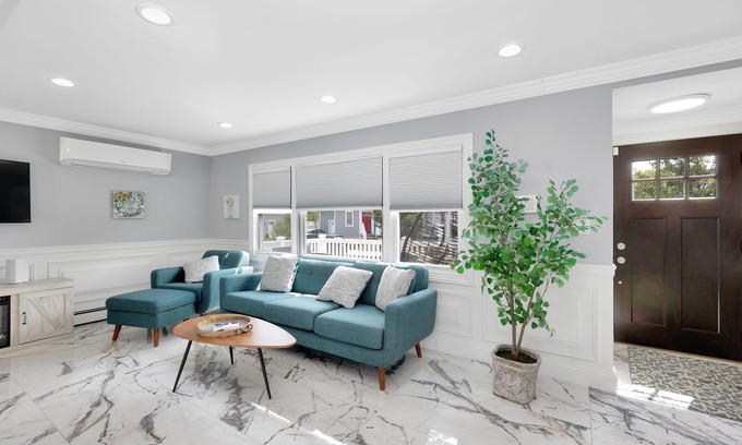 Long Beach Casa | Long Beach canals quiet and inviting place to stay come enjoy this perfect space