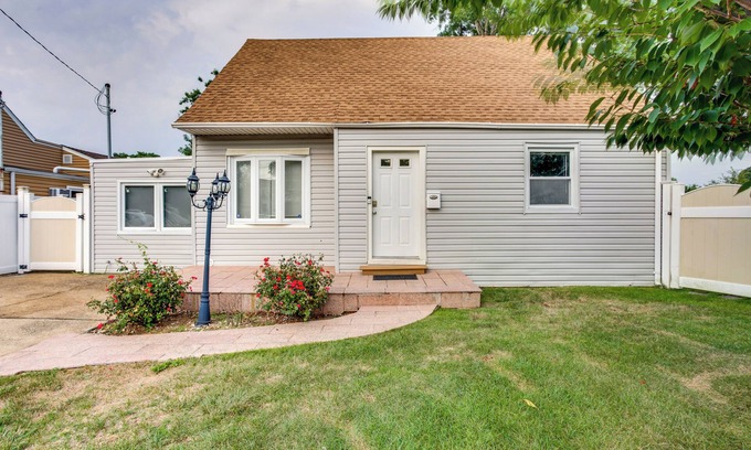 South Valley Stream Casa | Long Island Duplex By Airport & Train