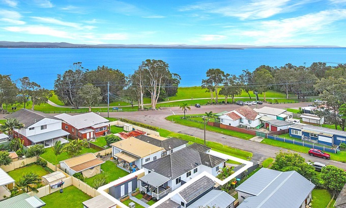 Long Jetty Casa | Long Jetty Lake House -Long Jetty, Central Coast Fully Renovated 3 bed Cottage,