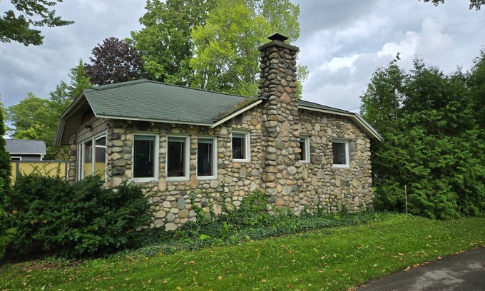 Traverse City Cabaña | Long Lake Cozy Stone Cottage - Frontage - 4 Kayaks - Fire pit - Pet friendly