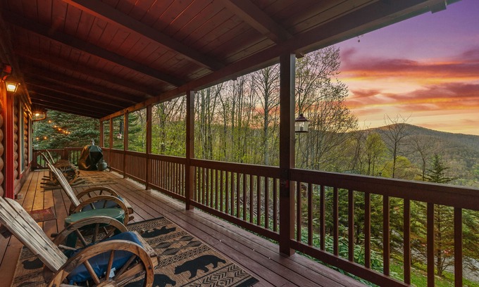 Settlers Ridge Cabina | Long Mtn. Views - Covered Porch - Rockers - Fire Pit - Gated - Clean - 5 Stars!