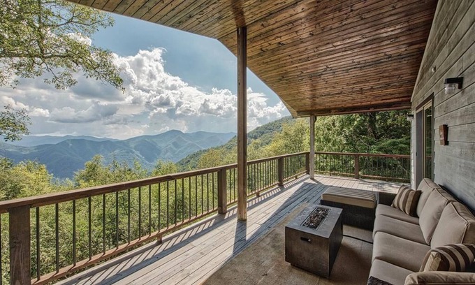 Maggie Valley Casa | ~ NUEVO ALQUILER ~ VISTAS DE SALIDA AL SOL! DISFRUTE DE PAZ COMPLETA Y TRANQUILA w / mesa de billar A 5.100 pies !!!