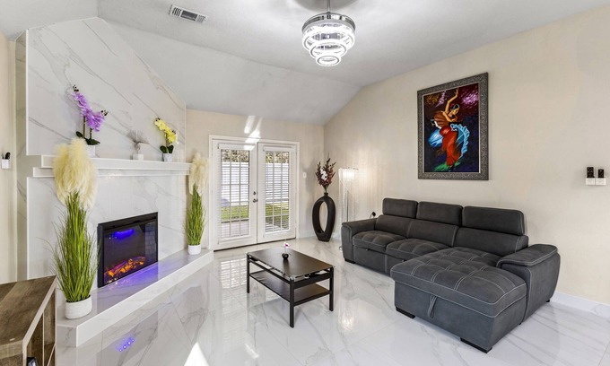 Humble Casa | Long Stay ready home w/garage, full kitchen and a hint of luxury