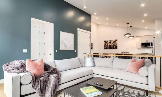 Rosscarrock Casa | Long Stays, Pets Welcome, Free Parking & King Bed