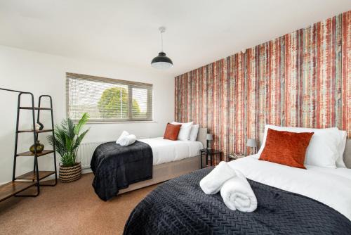 Filton Casa | Long Stays-Sleeps 9-Parking-By FabAccommodation