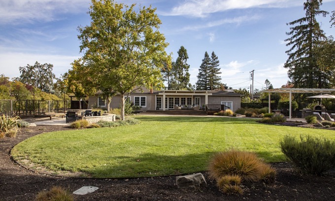 St. Helena Casa | Long term rental...serenity found off of iconic Zinfandel Lane!