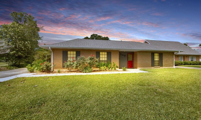 Breaux Bridge Casa | LONG TERM STAYS, WIFI, 3 BR, 3 ENSUITE BATHROOMS