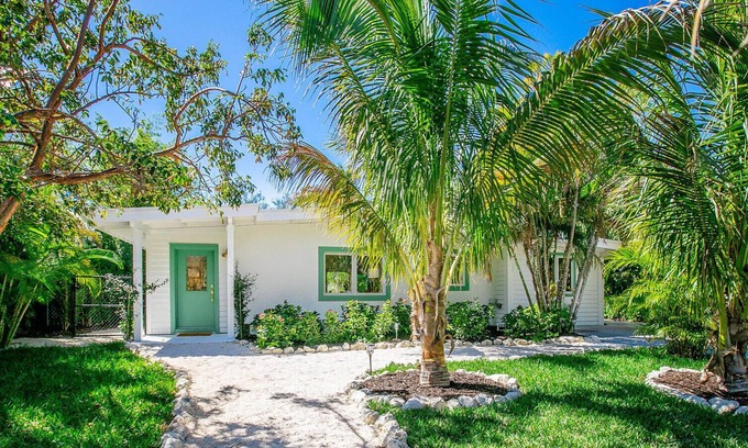 Longbeach Village Casa | Longboat Village 3brm pool home