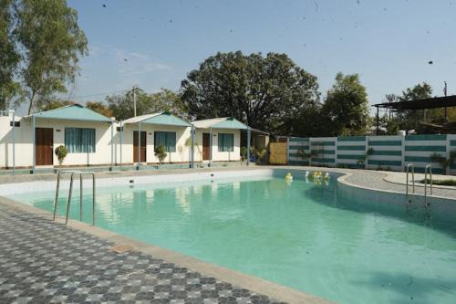 Rajawas Complejo | Longdrive Restaurant Hotel & Resort