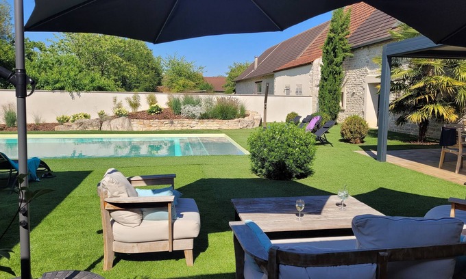 Marnay Casa | Longère with swimming pool, ideal for 5 couples with 8 children/teenagers.