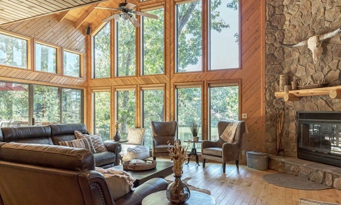 Innsbrook Chalet De Esquí | Longhorn Lakeside Chalet by Sarah Bernard, Private Dock and Fire Pit