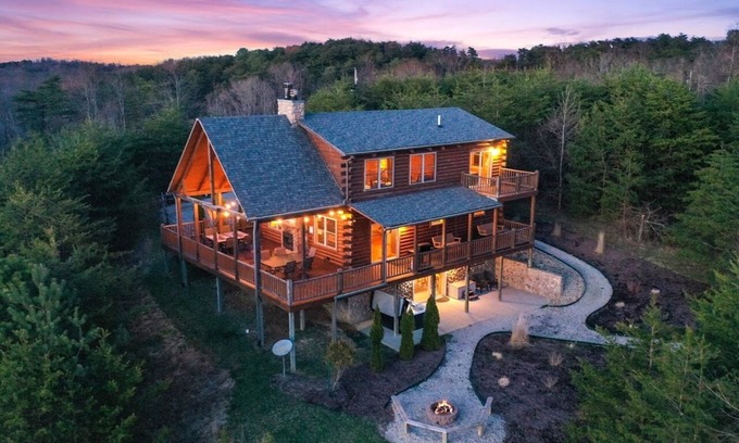 Rockbridge Cabina | Longview Lodge {5BR + sleeping loft} 15min to Logan Pool, Hiking, Dining