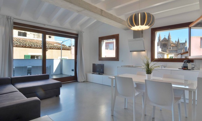 La Llotja-Born Apartamento | Céntrico y luminoso Ático con Terraza en Palma, Totalmente Equipado, Wifi, Aire.