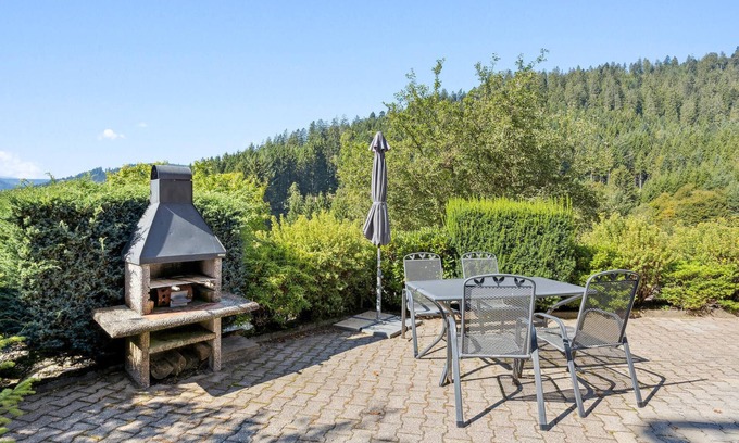 Tonbach Apartamento | Look forward to a relaxing vacation close to nature in this cozy vacation apartment.