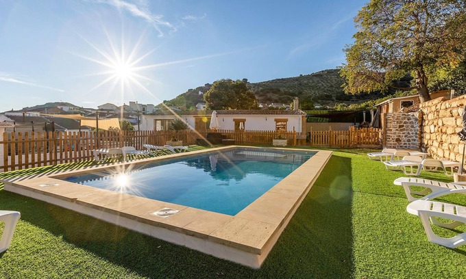 Frailes Casa | Alojamiento de 8 habitaciones en Frailes