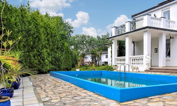 Ustka Casa | Look forward to a wonderful family vacation in this vacation home with shared outdoor pool