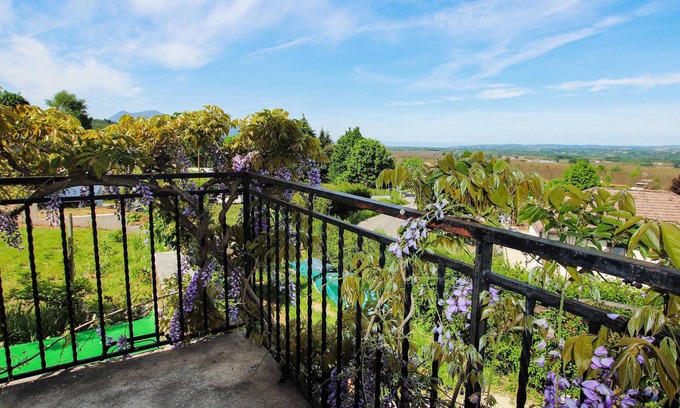 Saint-Romans Casa | Look forward to spending your vacation in this vacation home with outdoor hot tub.