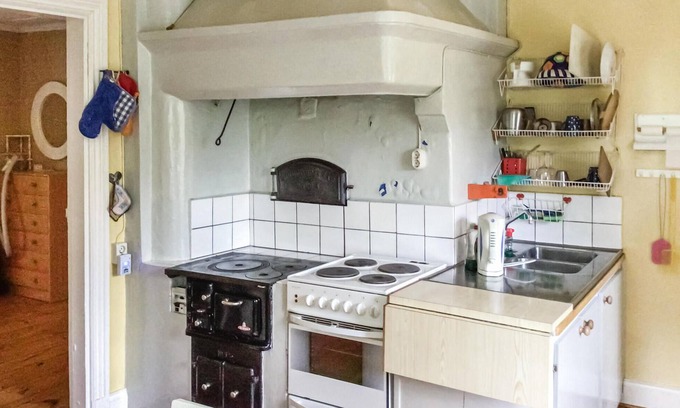 Norrtalje Casa | Look forward to this inviting vacation home with a large garden near the lake