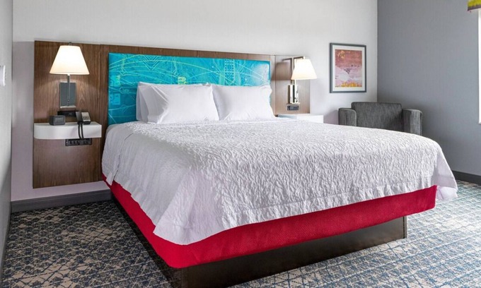 Tigard Casa | Look No Further! FREE Parking & Pool, Minutes to Museum of Science & Industry