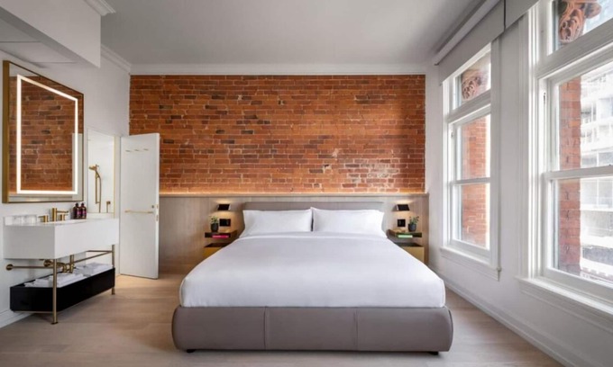 Beaconsfield Village Casa | Look No Further! On-Site Restaurant, Near Trinity Bellwoods Park