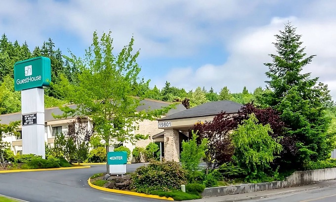 Poulsbo Hotel | Look No Further! Pet-friendly Property with FREE Parking and Breakfast!