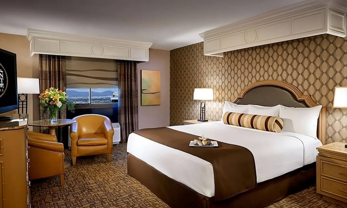 Downtown Las Vegas Hotel | Look No More! 2 Pools, Pet-friendly Property, Nightclub, Walk to the Strip!