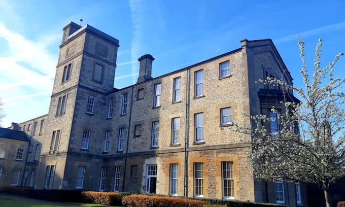 Littlemore Apartamento | Looking for something special? Penthouse Apartment in Grade 2 listed Manor