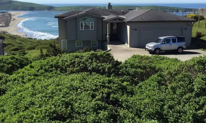 Dillon Beach Casa | Looking over the Pacific and Point Reyes, your elegant, relaxing retreat