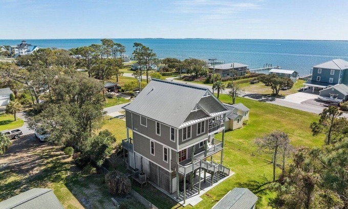 Harkers Island Casa | Lookout Cottage- Waterview Home close to Cape Lookout - New to the market 2022!