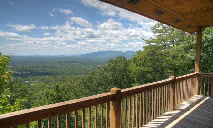 Helen Cabina | Lookout Pointe | 2BR Retreat with Spectacular Mtn Views and Hot Tub Near Helen