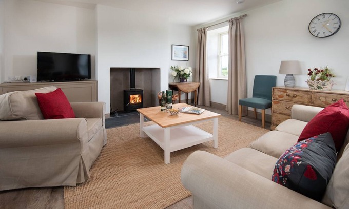 Ford Cabaña | Lookout South - 4.5 miles from Cornhill-on-Tweed, sleeping 4