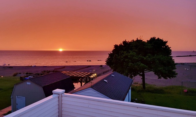Lorain Casa | Lorain Lighthouse Beachfront House