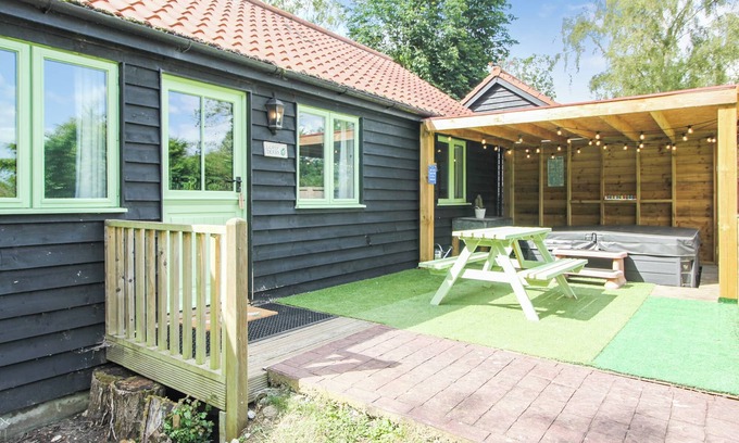 Beccles Cabaña | Lord Derby, Cottage with pool & hot tub, tranquil setting,20min from Southwold