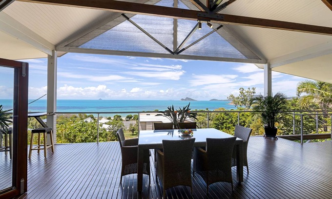 Hideaway Bay Casa | Lorikeet Lodge-Private Tropical Hideaway-Panoramic views-Pool y mtrs to beach