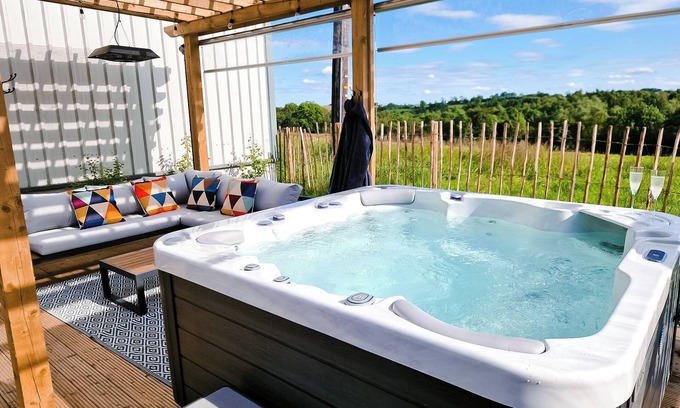 Cookstown Apartamento | Lorraine's Loft - Hot Tub Get Away. Stunning countryside Views!