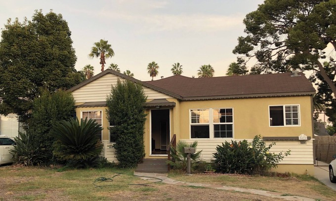 View Park-Windsor Hills Casa | Los Angeles Windsor Hills - economy Room available in house 70/night+fees