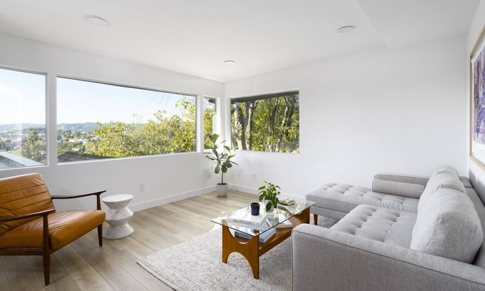 Los Feliz Apartamento | Los Feliz Luxury Apartment in Hills - Large Private Deck & Parking