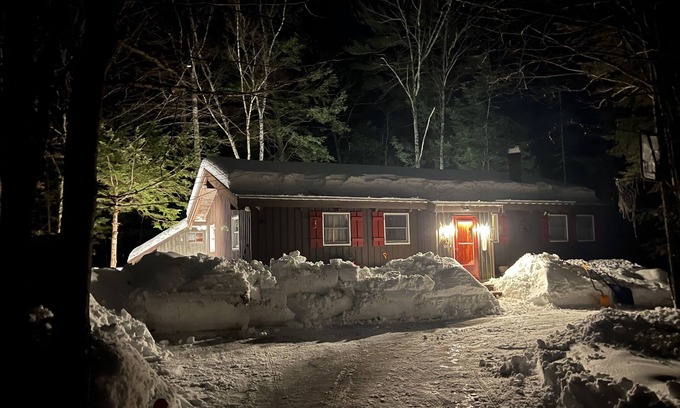 Conway Chalet De Esquí | Lost Compass Cabin. A woody chalet in the gateway to the White Mountains