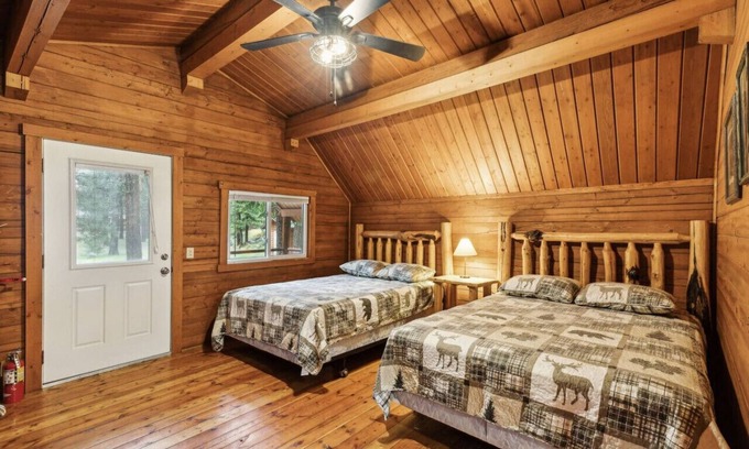 Grantsdale Cabina | Lost Horse Lodge – Double Queen Cabin #14