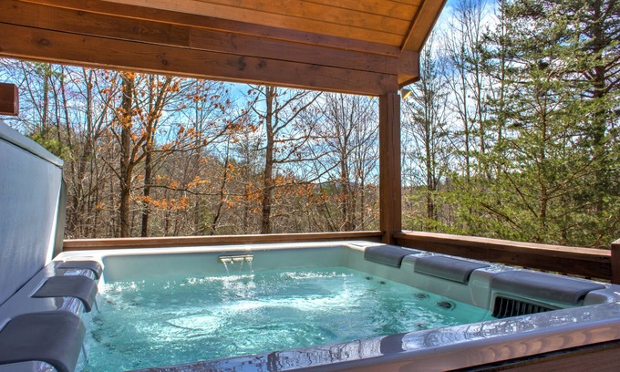 Sweetbriar Farms Cabina | Lost in Bearadise by Carolina Mornings | Game Room🎮 & Hot Tub♨️🐻