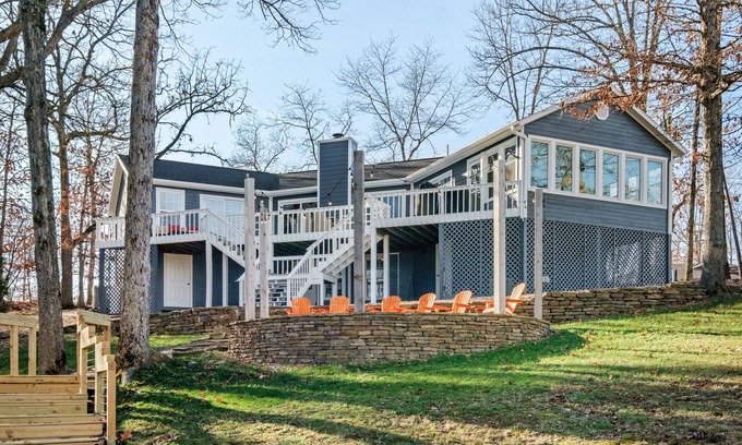 Bella Vista Casa | Lost Paddle Lakefront Getaway: bike, kayak, fish, golf, and more.