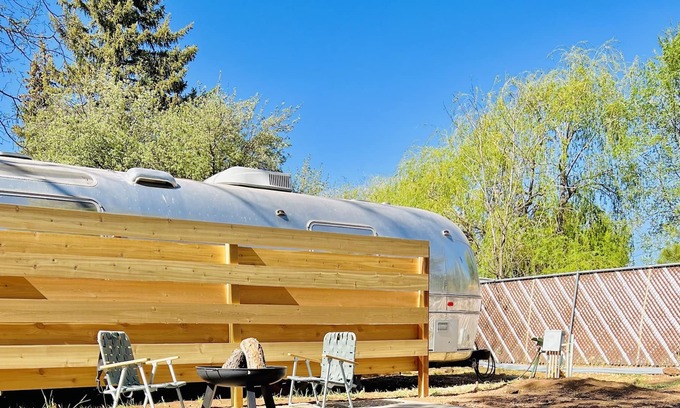 Pinetop Alquiler De RV | LOT SPACES for Airstreams, vintage campers & camper vans @Corduroy Lodge