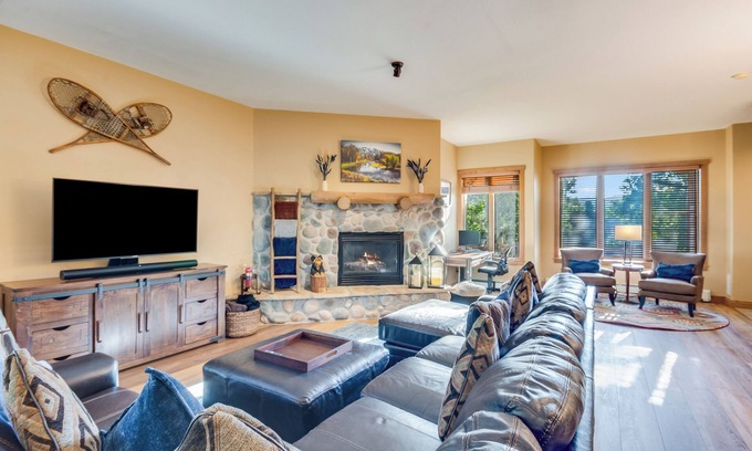Steamboat Springs Casa | Lots of Light -Great Deck with Lounge Furniture & Firepit - Private Garage bring Bikes