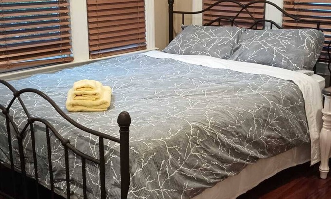 Murray Hill Casa | Lots of lights private room walking to LIRR & shops & Quiet neighborhoods