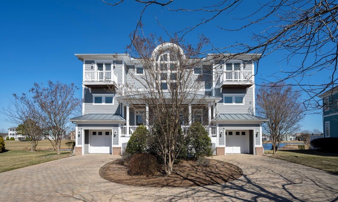 Long Neck Casa | Lots of living space in this single family home in The Peninsula