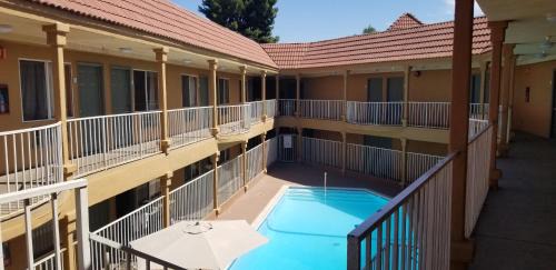 Ontario Hotel | Lotus by Hotel Inn