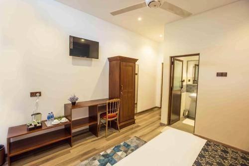 Madurawala Hotel | Lotus Grand View Hotel